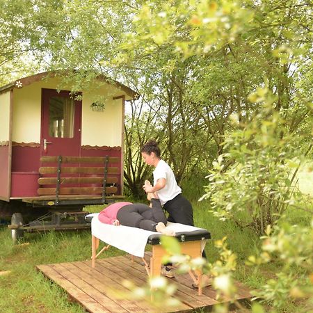 La Roulotte Couzotte Guest House Couze-et-Saint-Front Bagian luar foto