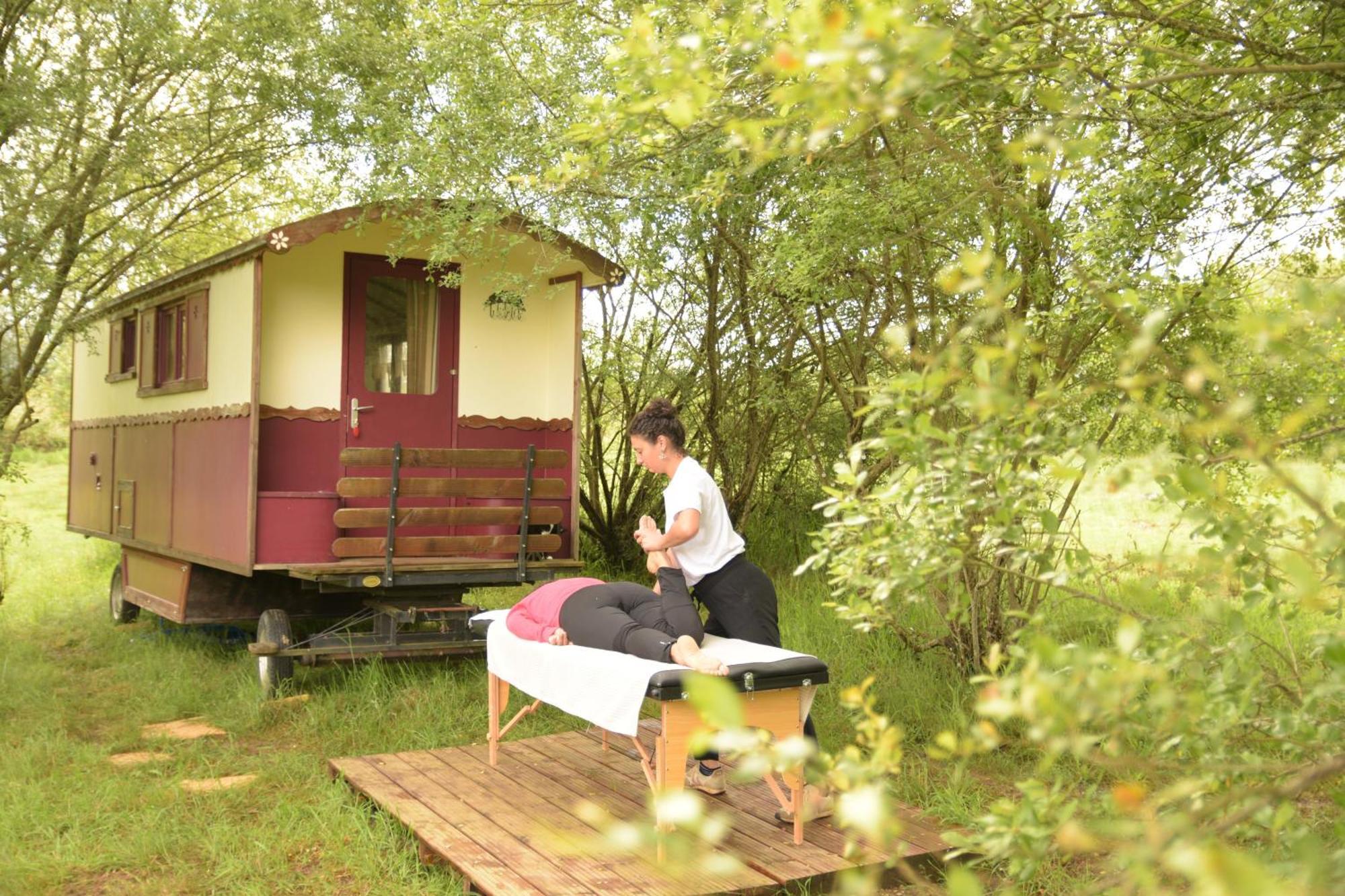 La Roulotte Couzotte Guest House Couze-et-Saint-Front Bagian luar foto